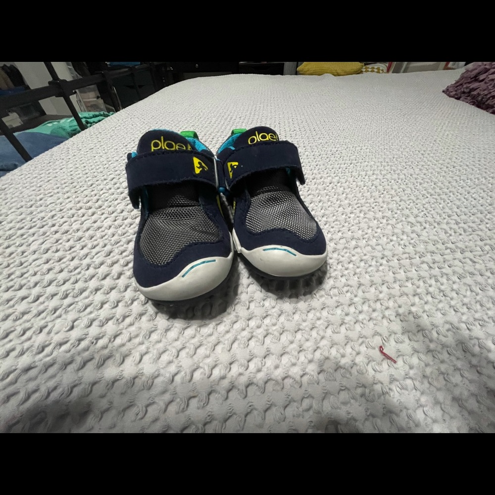 Plae walking shoes